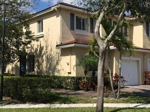 Building Photo - 3121 N Evergreen Cir