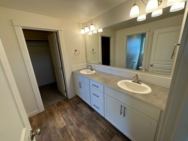 Building Photo - Charming and Modern Redmond Home: Pet-Friendly, Two-Car Garage, and More!