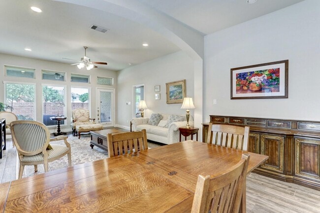 Building Photo - 8126 Silverspot Ln