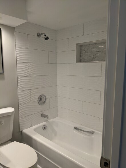 Bathroom tub - 3242 S Hoyne Ave