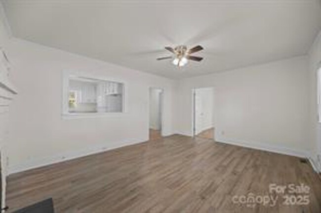 Building Photo - Remodeled Bungalow 3b,2ba, fenced yard - C...