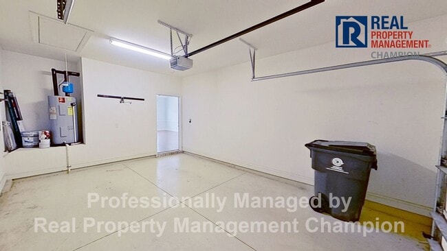 Building Photo - End Unit Townhome on One Level