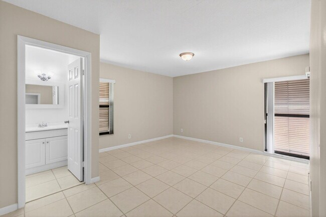 Building Photo - 3939 NE 5th Ave