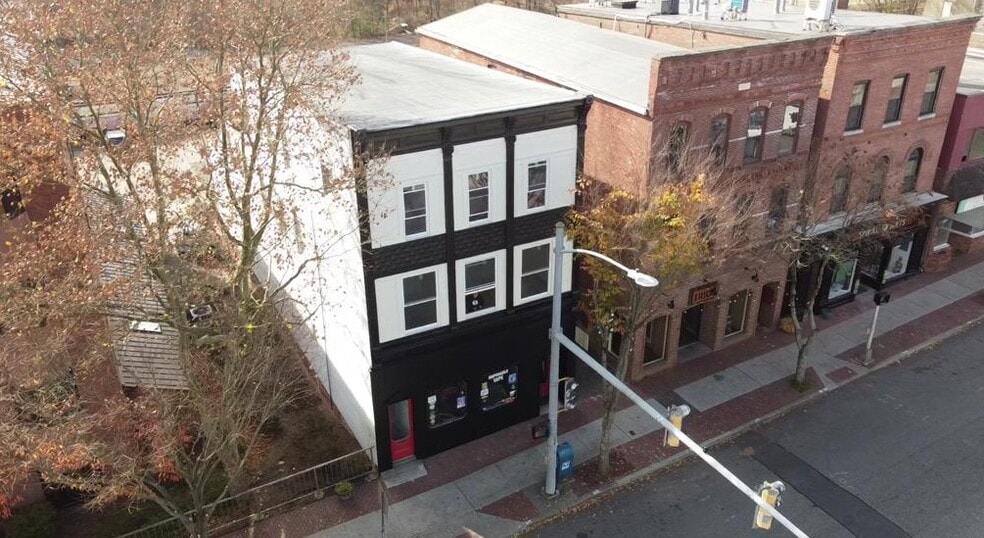 Building Photo - 736 Main St