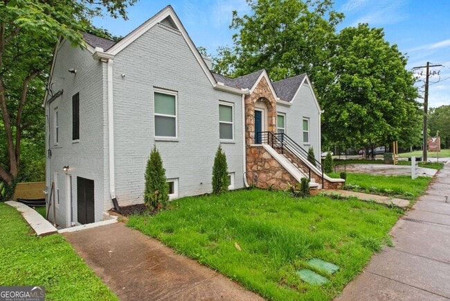 Building Photo - 636 Francis Pl NW