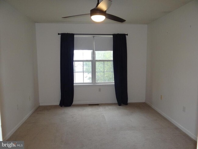 Building Photo - 107 Country Ln