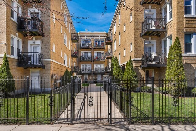 Primary Photo - 4904 N Drake Ave