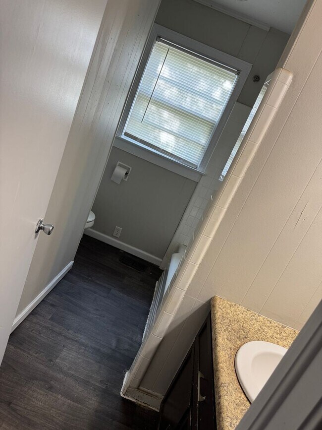 Building Photo - 320 W 41st St