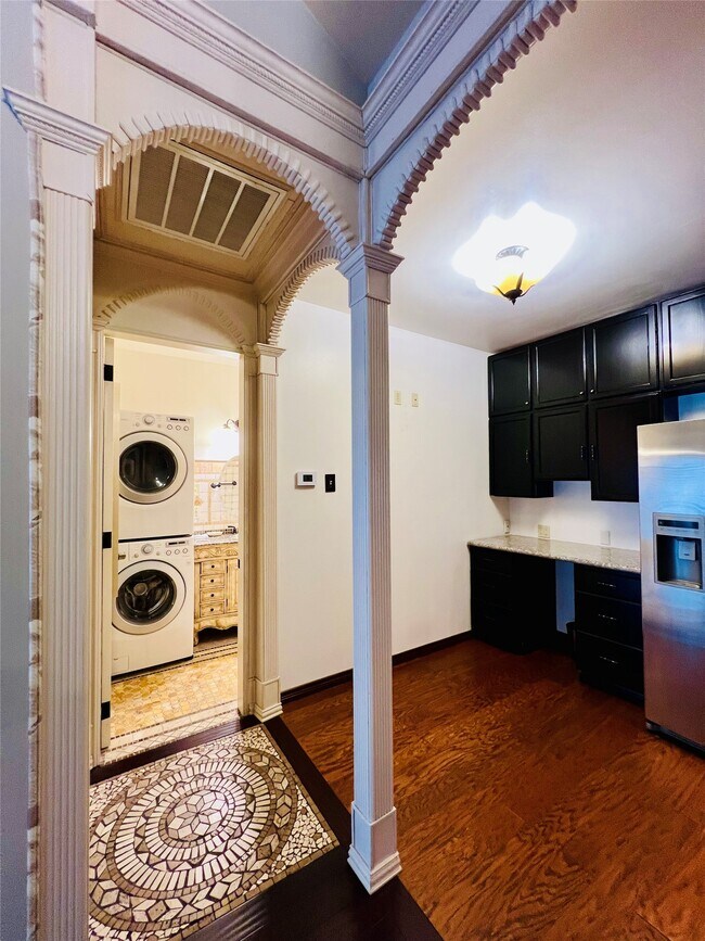 Building Photo - 2100 Tanglewilde St