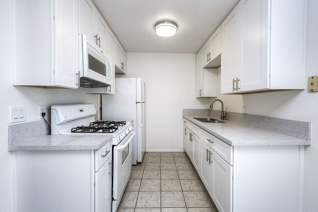 Building Photo - Lakeside Upstairs First Month FREE 1 Bd / 1 ba w/ In Unit  Laundry, Parking, + Water/Trash Included