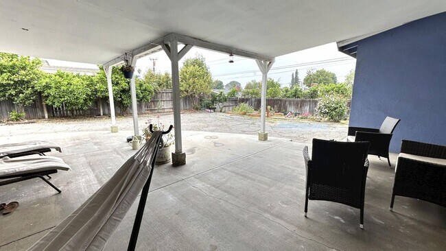 Building Photo - Spacious 4 Bedroom, 3 Bathroom Redlands Home!