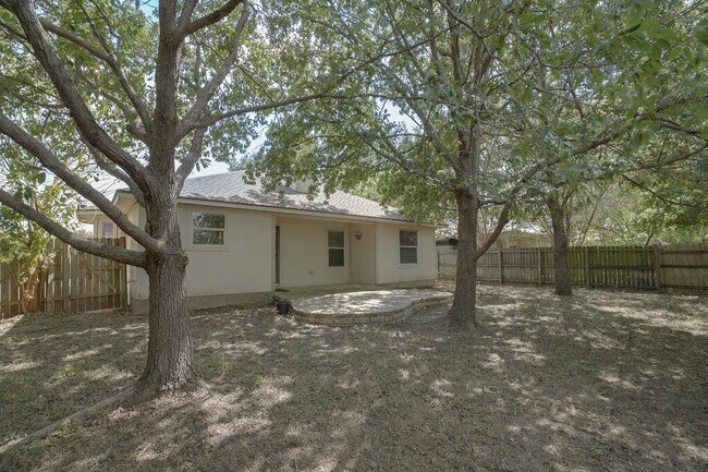 Building Photo - 402 Hickory Tree Dr