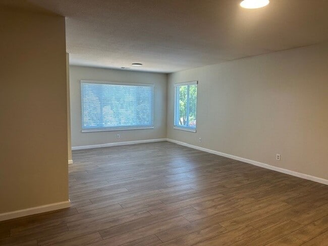 Building Photo - Beautifully Remodeled 2-Story Home in Exce...