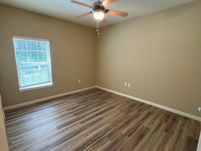 Building Photo - Beautiful 1br Condo in Sherwood. End unit ...