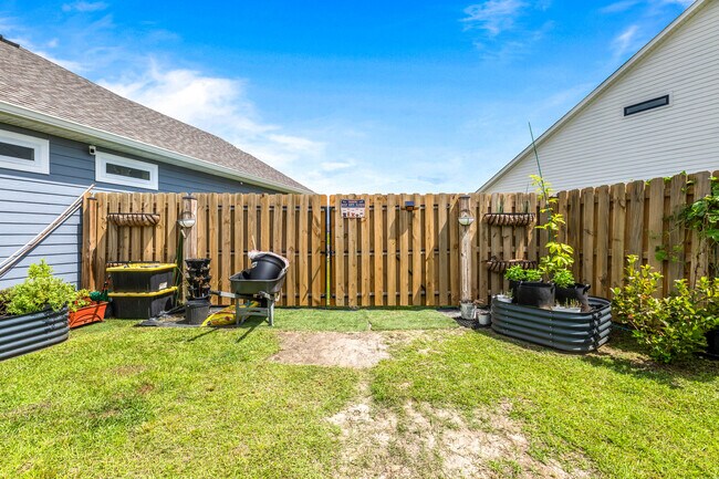 Building Photo - 98 Springdale Dr