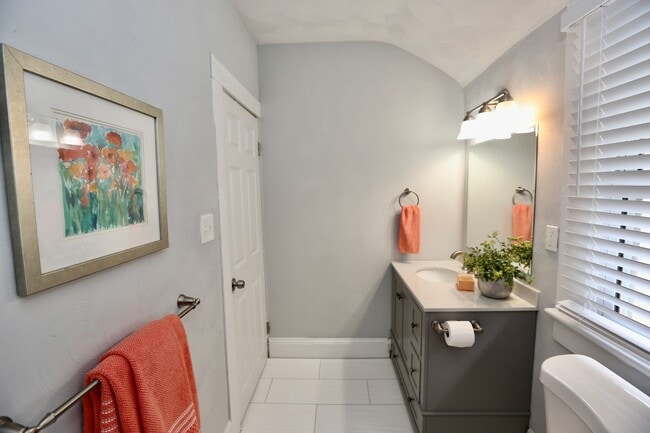 Building Photo - Updated & Ready 09-19-25! Pet Friendly - F...