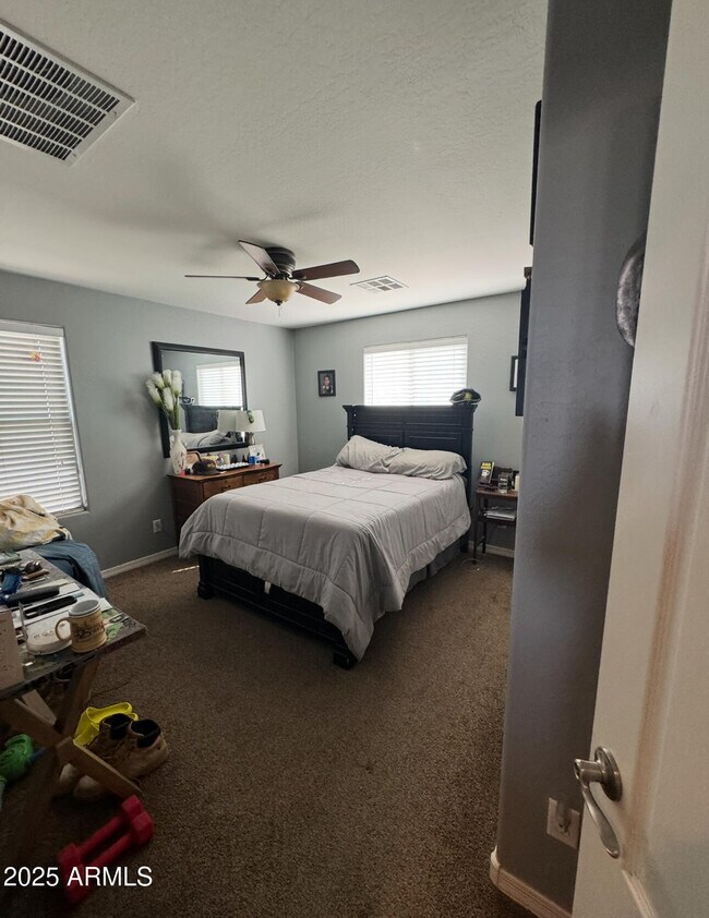 Building Photo - 40571 W Park Hill Dr