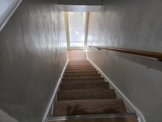 Building Photo - Wonderful 3 bedroom 1.5 bath Townhome in Williamsburg!