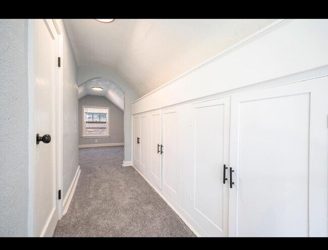 Building Photo - 405 Newton St