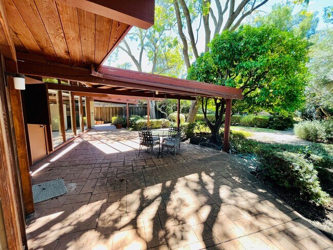 Building Photo - Stunning 4 Bed 2 Bath Eichler near Midtown...