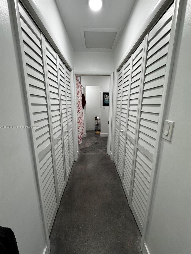 Building Photo - 6984 Greentree Ln