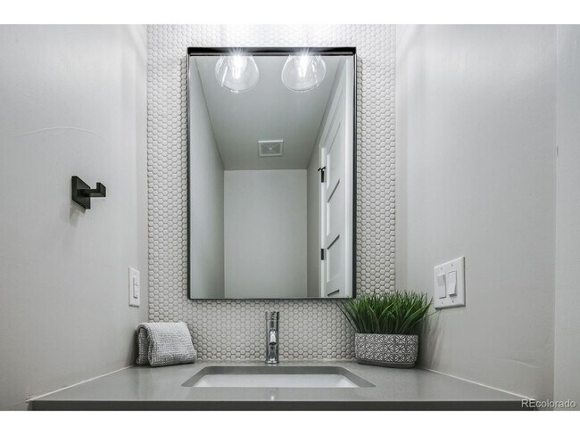 Building Photo - ONE MONTH FREE - Modern 3BR Townhome in Denver