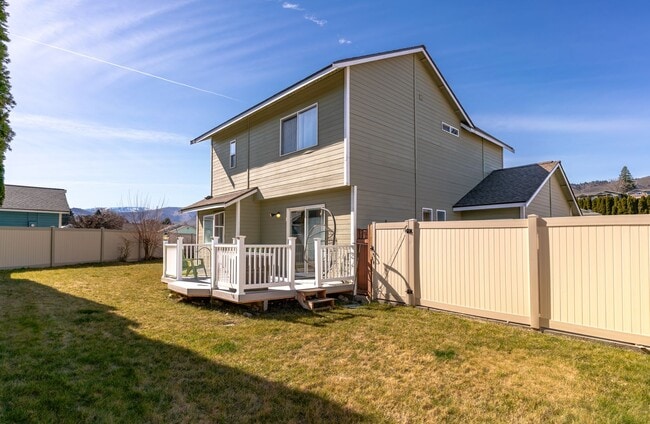 Building Photo - Beautiful 3 Bedroom 2.5 bath home with 2 c...