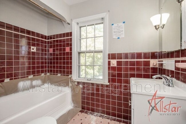Building Photo - 3575 Grosvenor Rd