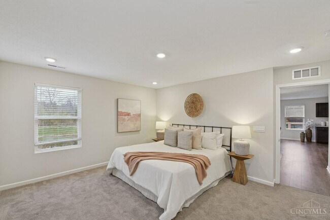 Building Photo - 5001 Lakeview Dr