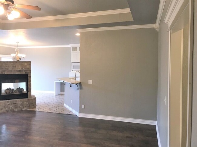 Building Photo - 3 Bed 2 Bath 2 Car Duplex in the Silvertre...