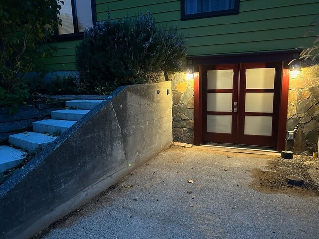 Building Photo - Cozy 2 Bedroom in Charming Everett Neighbo...