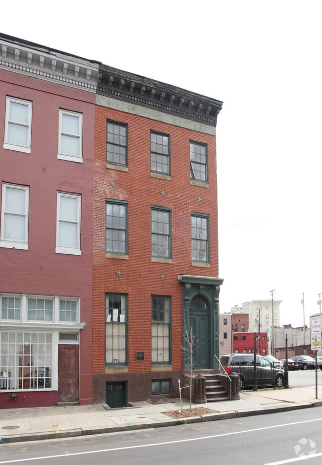 Building Photo - 915 Cathedral St