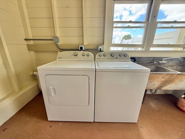 Building Photo - Newly Upgraded 3 Bedroom / 2 Bathroom - Ma...