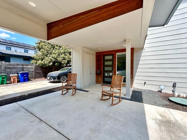 Building Photo - 930 E 54th St