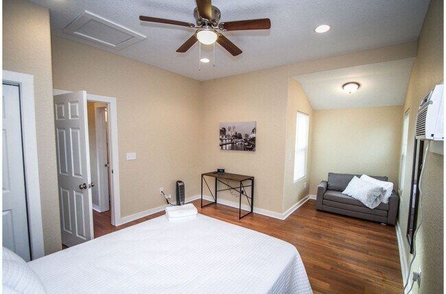 Building Photo - Renovated 1BR/1BA Downtown Home