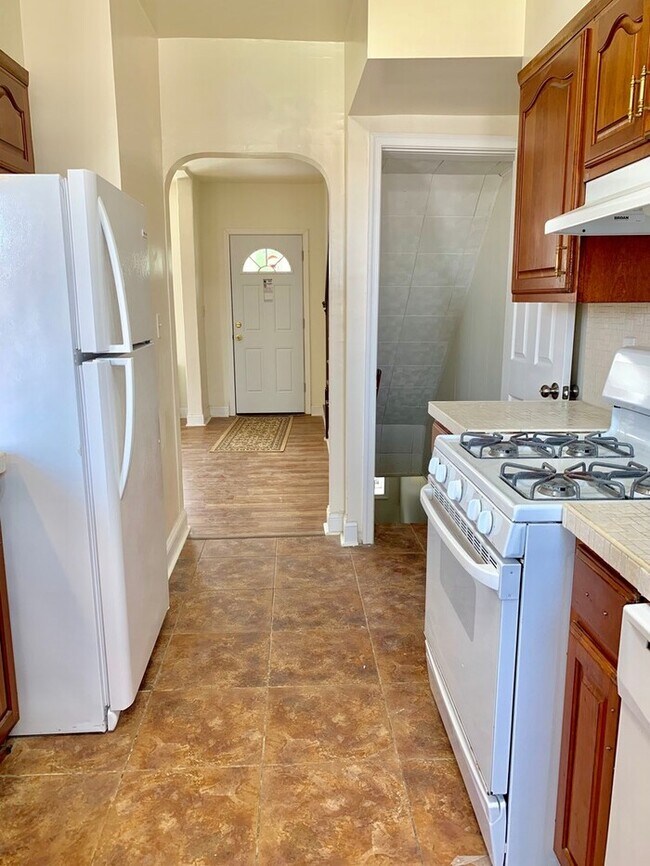 Building Photo - 3 Bedroom Home