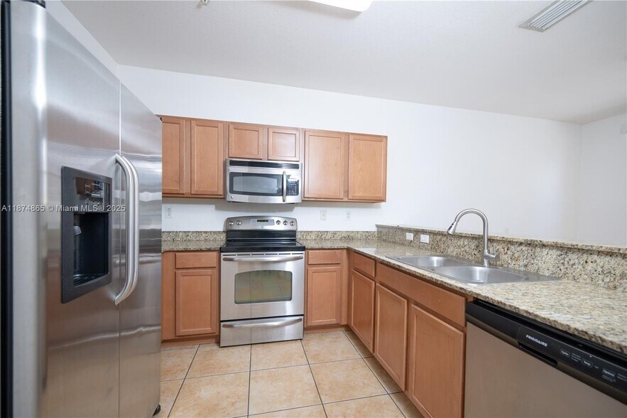 Building Photo - 10870 NW 88th Ter