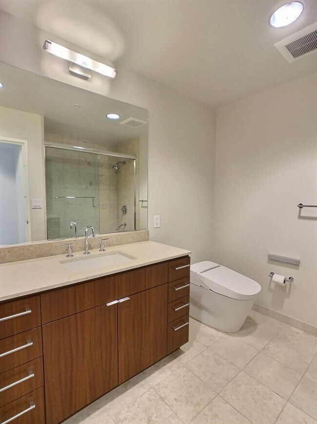 Building Photo - 20th Floor Spacious 3 Bedroom Condo with Den