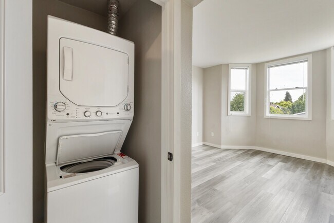 Building Photo - Charming 3BR Home in Heart of Tacoma - Modern Amenities & Prime Location!