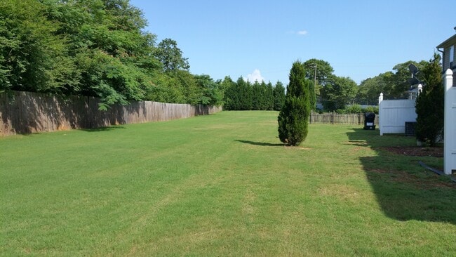 Building Photo - Experience modern living in this stunning two-story townhome! Awesome School District