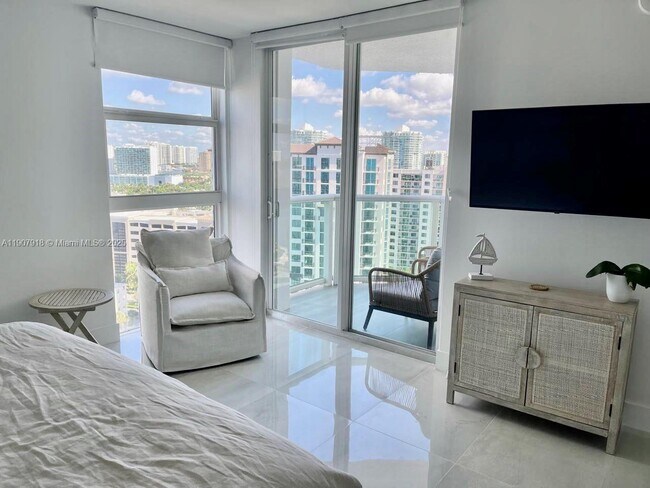 Building Photo - 100 Bayview Dr