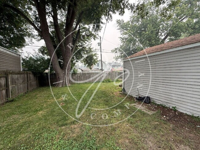 Building Photo - "Charming 3-Bed Home with 2 Full Baths - Spacious Living in South Toledo!"