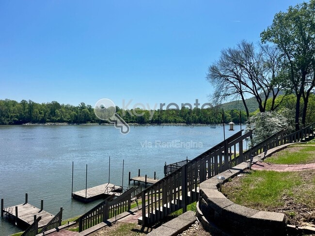 Building Photo - 3166 Waterfront Dr