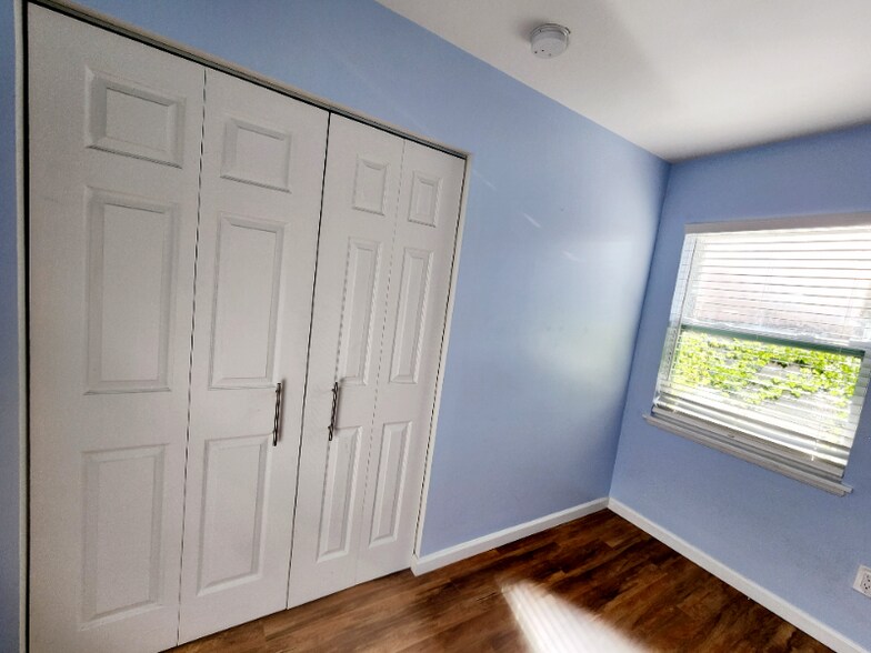 Building Photo - 539 82nd Ave N