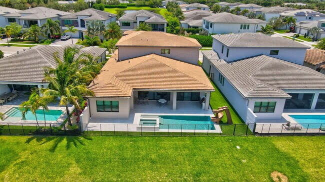 Building Photo - 17112 Aquavera Way