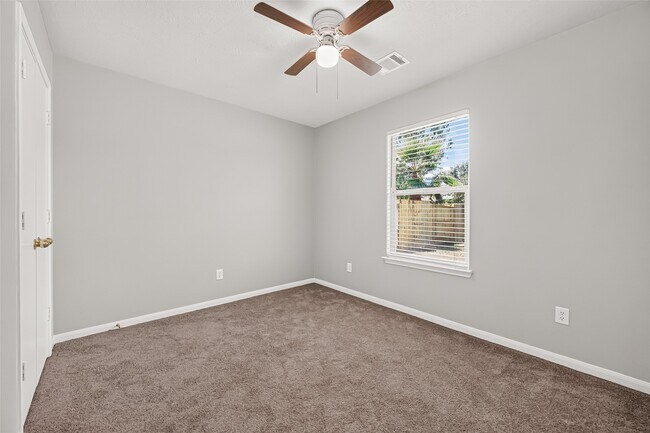 Building Photo - 16200 Sun View Ln
