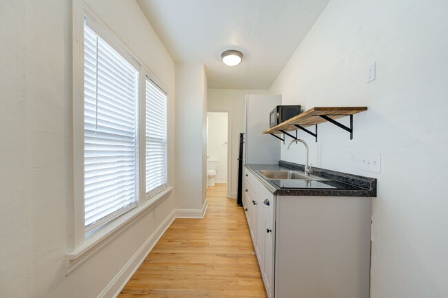 Building Photo - NE 14th St Quadplex