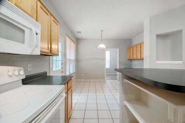Building Photo - 4 Bedroom, 2.5 Bath Home in Vista Oaks