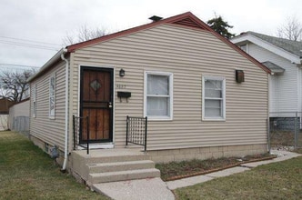Building Photo - 4682 N Parkway Ave