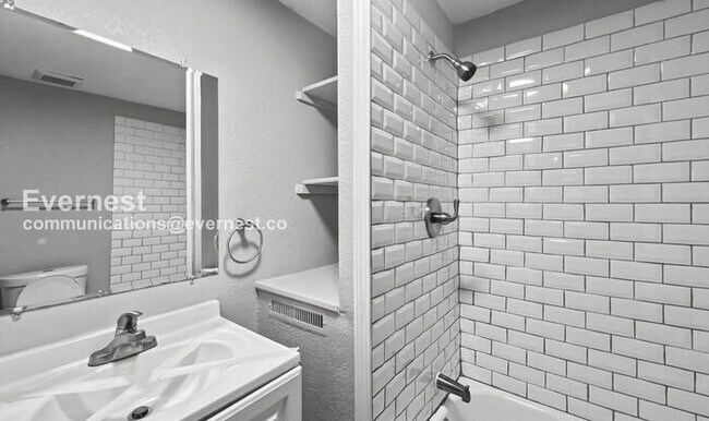 Building Photo - Spacious 3-Bedroom Home with Deck and Modern Appliances